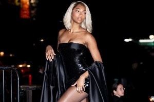 里斯红毯造型!黑丝加金发 全黑造型的里斯差点认不出来!