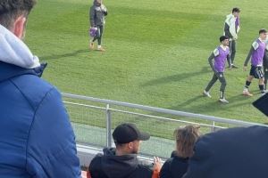 回来看看!阿扎尔现场观看皇马梯队比赛